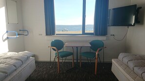 Habitación con 2 camas individuales | Decoración personalizada, muebles diferentes y cortinas blackout 