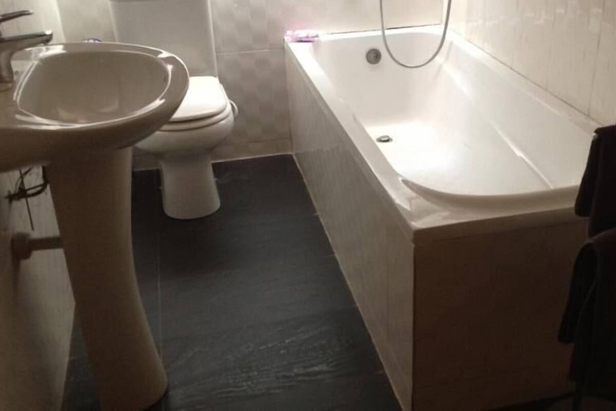 Un baño con lavabo, inodoro y bañera.