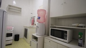 Großer Kühlschrank, Herdplatte, Kochgeschirr/Geschirr/Besteck