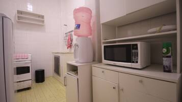 Apartamento standard, 3 quartos, cozinha, ao lado da praia | Cozinha privada | Geladeira grande, cooktop, talheres/pratos/utensílios de cozinha