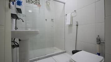 Chuveiro, toalhas de banho