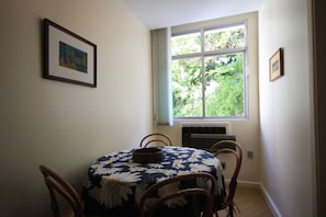 Appartement Standard, 2 chambres, cuisine, au bord de la plage | Repas dans la chambre