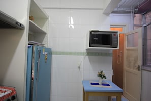 Appartement Standard, 2 chambres, cuisine, au bord de la plage | Cuisine privée | Réfrigérateur grande capacité avec congélateur, four à micro-ondes