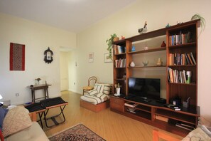 Apartamento standard, 2 quartos, cozinha, ao lado da praia | Sala de estar | TV de tela plana, DVD player