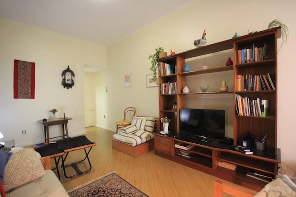 Appartement Standard, 2 chambres, cuisine, au bord de la plage | Salle de séjour | Téléviseur à écran plat, lecteur de DVD