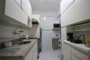 Apartamento standard, 2 quartos, cozinha, ao lado da praia | Cozinha privada | Geladeira grande, micro-ondas, cooktop, cafeteira/chaleira