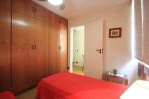 Appartement Standard, 2 chambres, cuisine, au bord de la plage | 2 chambres, fer et planche à repasser, accès au Wi-Fi (inclus)