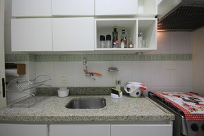 Standard Apartment, 2 Bedrooms, Kitchen, Beachside | Private kitchen | Full-sized fridge, microwave, stovetop, coffee/tea maker - Visconde 204 (Rio de Janeiro)