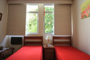 Apartamento standard, 2 quartos, cozinha, ao lado da praia | 2 quartos, ferros/tábuas de passar roupa, Wi-Fi de cortesia