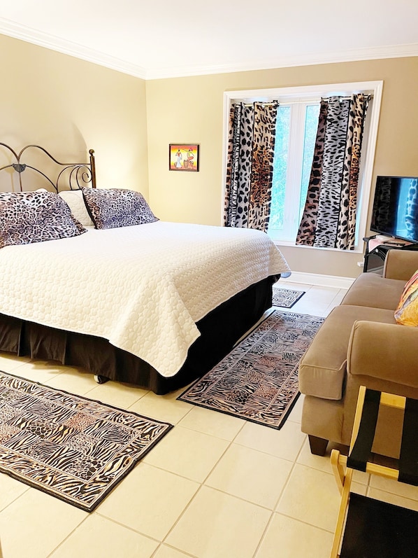 Suite 1, King Bed | 1 bedroom, premium bedding, pillow-top beds, individually decorated - Cobblestone Bed and Breakfast (Niagara-on-the-Lake)