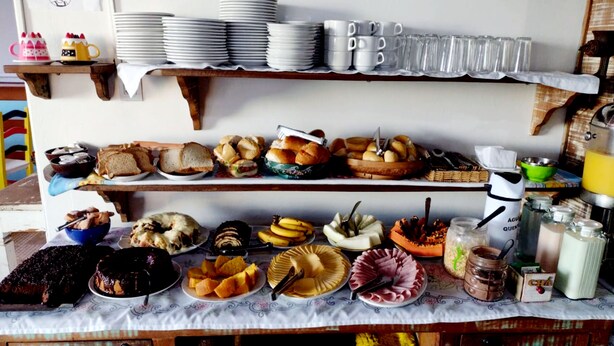 Een buffet met diverse soorten eten en bestek.