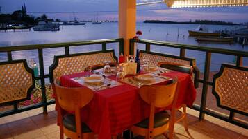 Se sirven desayunos, comidas, cenas y cocina internacional