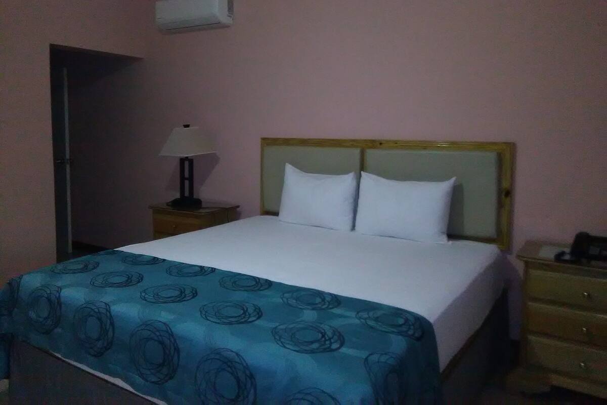 Habitación superior, 1 cama Queen size | 1 habitación, escritorio, tabla de planchar con plancha y camas extra 