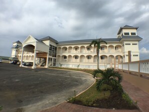 Außenpool, Sonnenschirme, Liegestühle