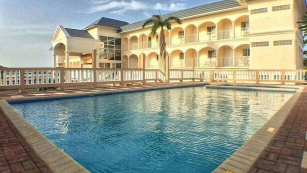 Outdoor pool, pool umbrellas, pool loungers - Glistening Waters Hotel (Falmouth)