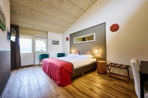 Minibar, safe på rommet, skrivebord og strykejern/-brett