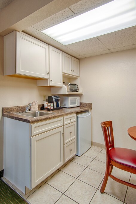 Park Tower Inn - Image 22