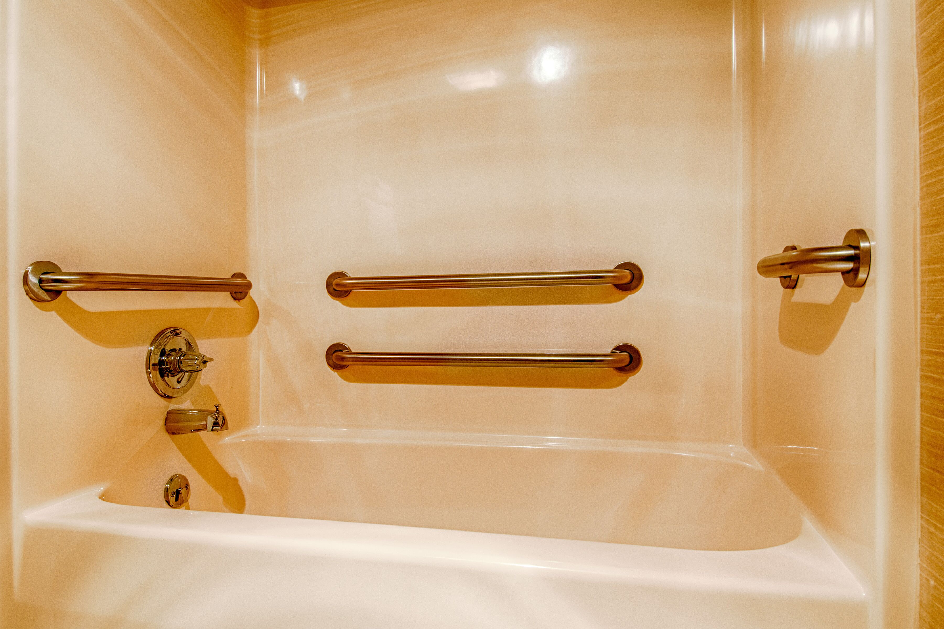 Articles de toilette gratuits, sèche-cheveux, serviettes fournies