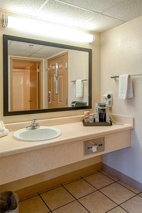 Park Tower Inn - Image 10