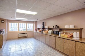 Free daily full breakfast - Park Tower Inn (Pigeon Forge)