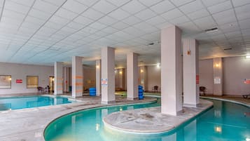 Una piscina cubierta, una piscina al aire libre