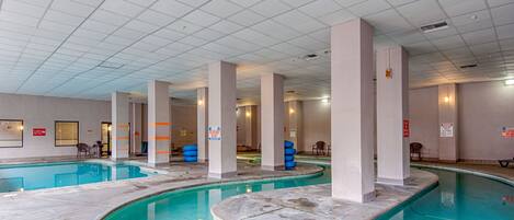 Una piscina cubierta, una piscina al aire libre