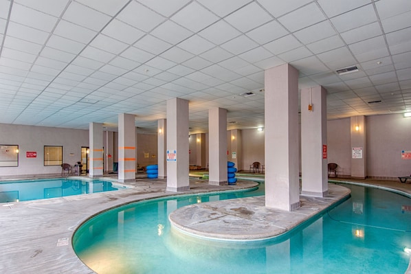 Indoor pool, outdoor pool - Park Tower Inn (Pigeon Forge)