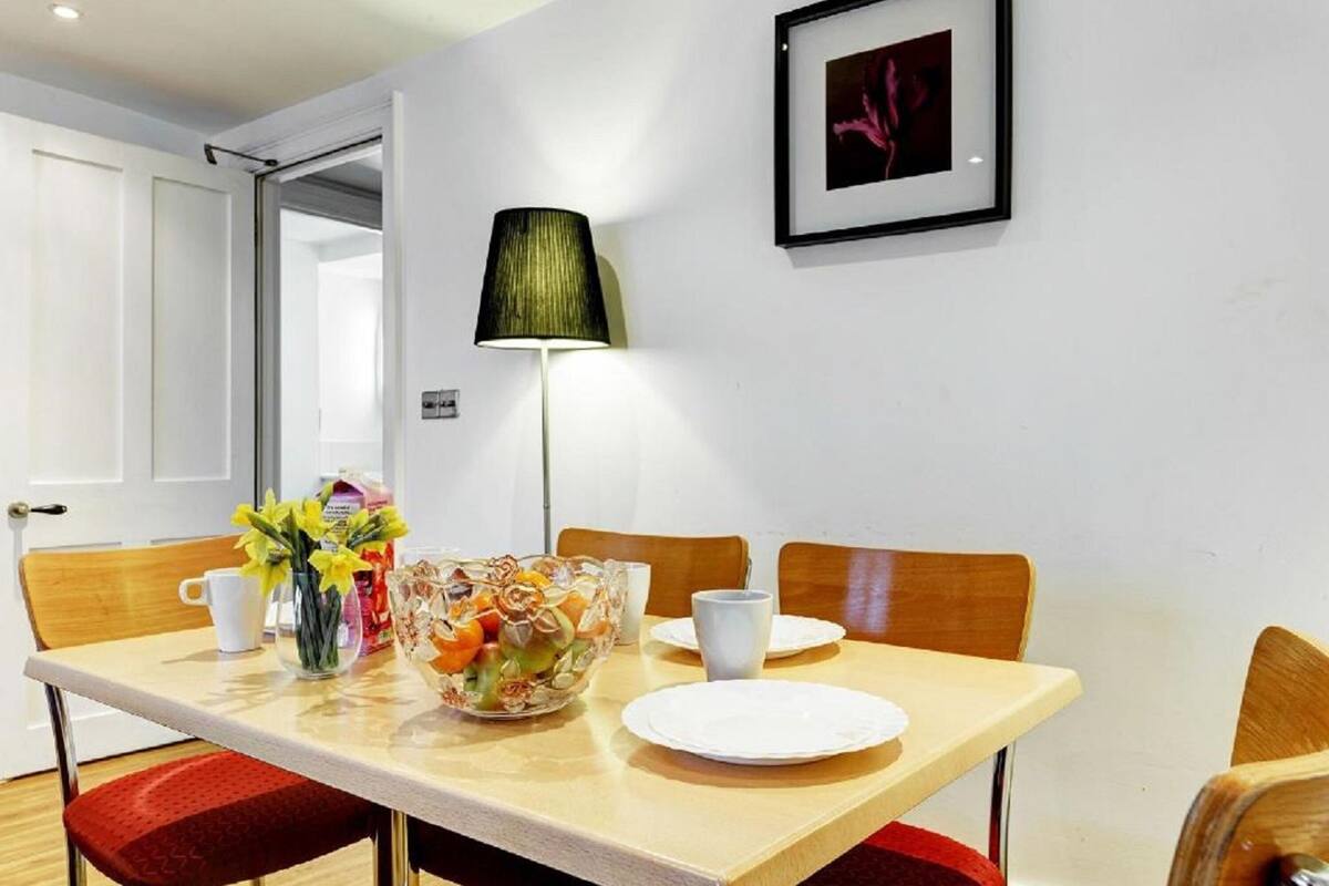 Family Apartment, 2 Bedrooms, Non Smoking, 2 Bathrooms ( sleeps 6) | Living area | 35-inch flat-screen TV with satellite channels, LED TV
