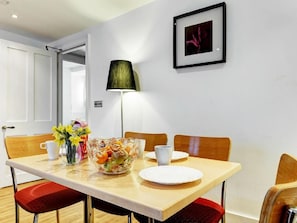 Familienapartment, 2 Schlafzimmer, Nichtraucher, 2 Bäder ( sleeps 6) | Wohnbereich | 35-Zoll-Flachbildfernseher mit Satellitenempfang, LED-Fernseher