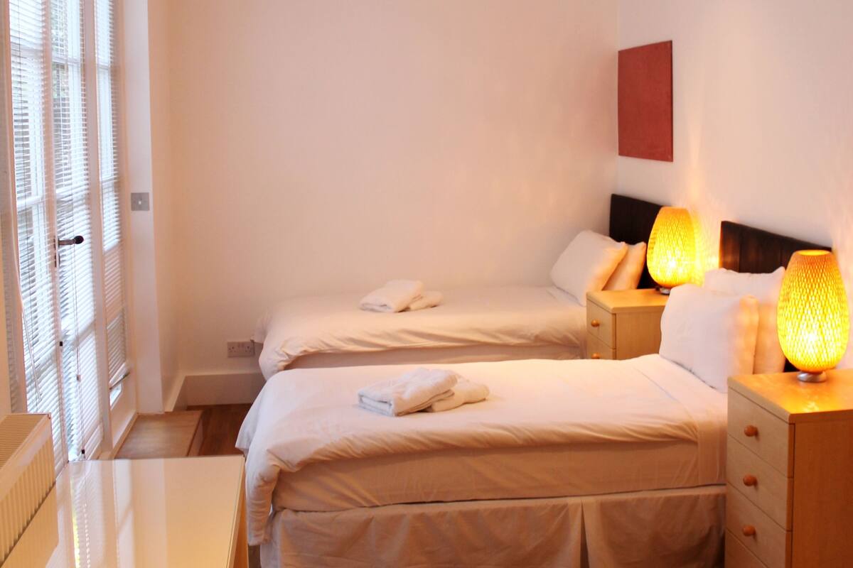 1 bedroom, in-room safe, desk, iron/ironing board