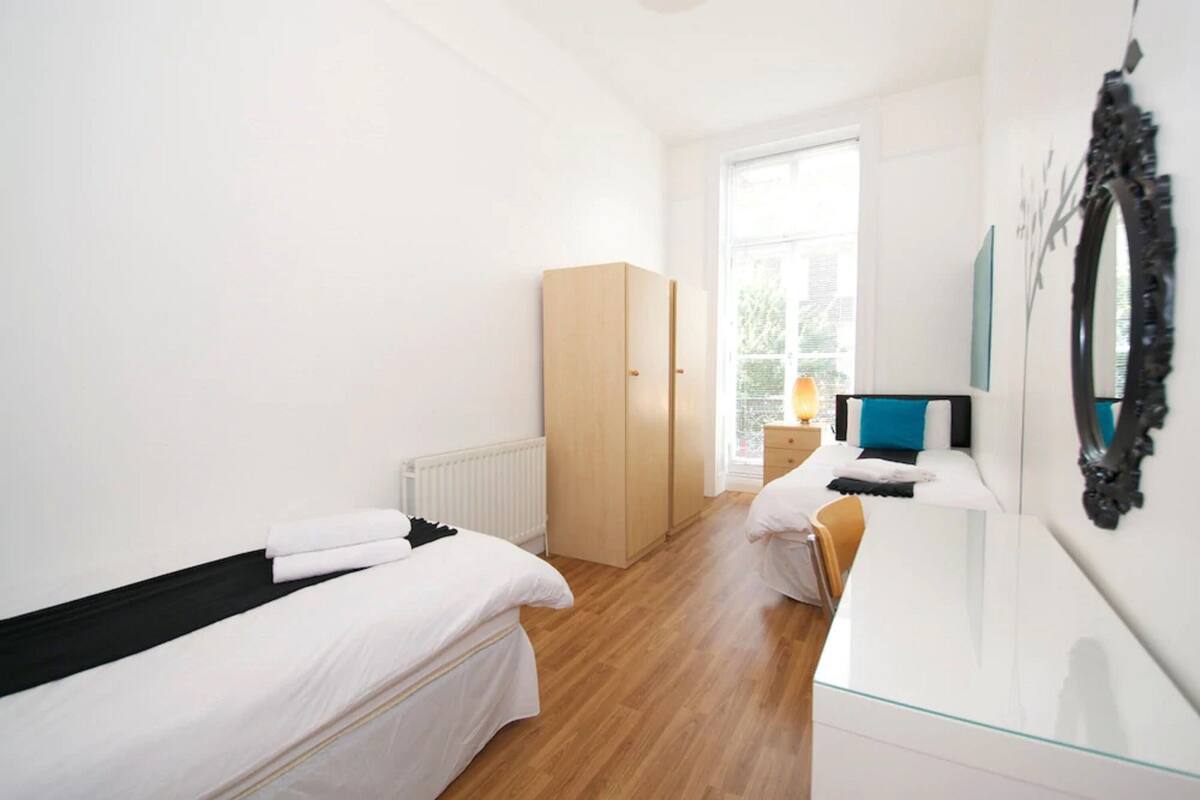 Family Apartment, 4 Bedrooms, Non Smoking, Private Bathroom (4  Bathrooms, Sleeps 10) | 1 bedroom, in-room safe, desk, iron/ironing board