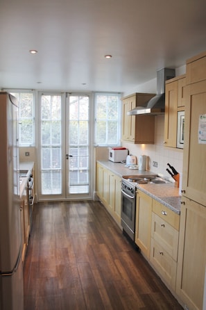 Full-size fridge, microwave, stovetop, coffee/tea maker - Acorn - Bedford Place Apartments (London)