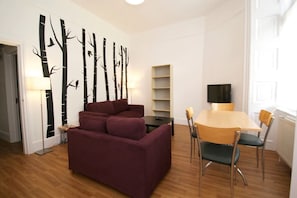 35-Zoll-Flachbildfernseher mit Satellitenempfang, LED-Fernseher