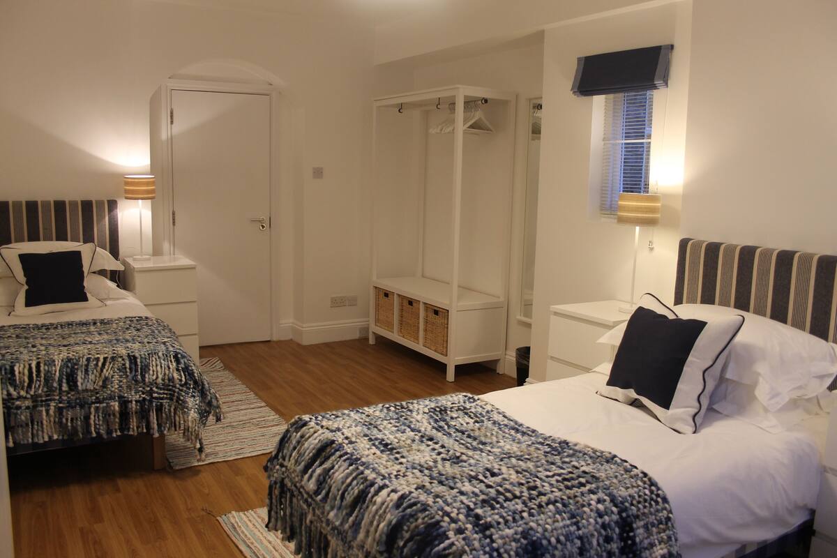 Superior Apartment, 2 Bedrooms, Non Smoking (Sleeps 5) | 1 bedroom, in-room safe, desk, iron/ironing board