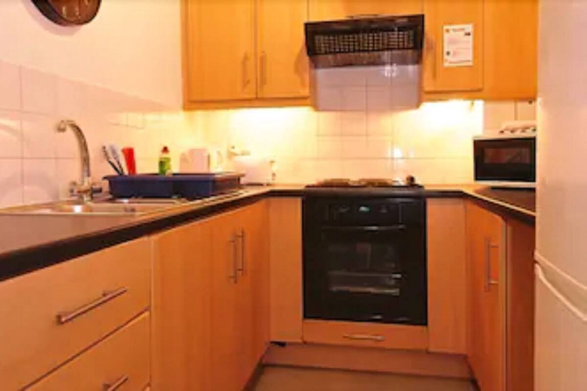 Family Apartment, 2 Bedrooms, Non Smoking, Private Bathroom (sleeps 4) | Private kitchen | Coffee/tea maker, full-sized fridge, microwave, stovetop