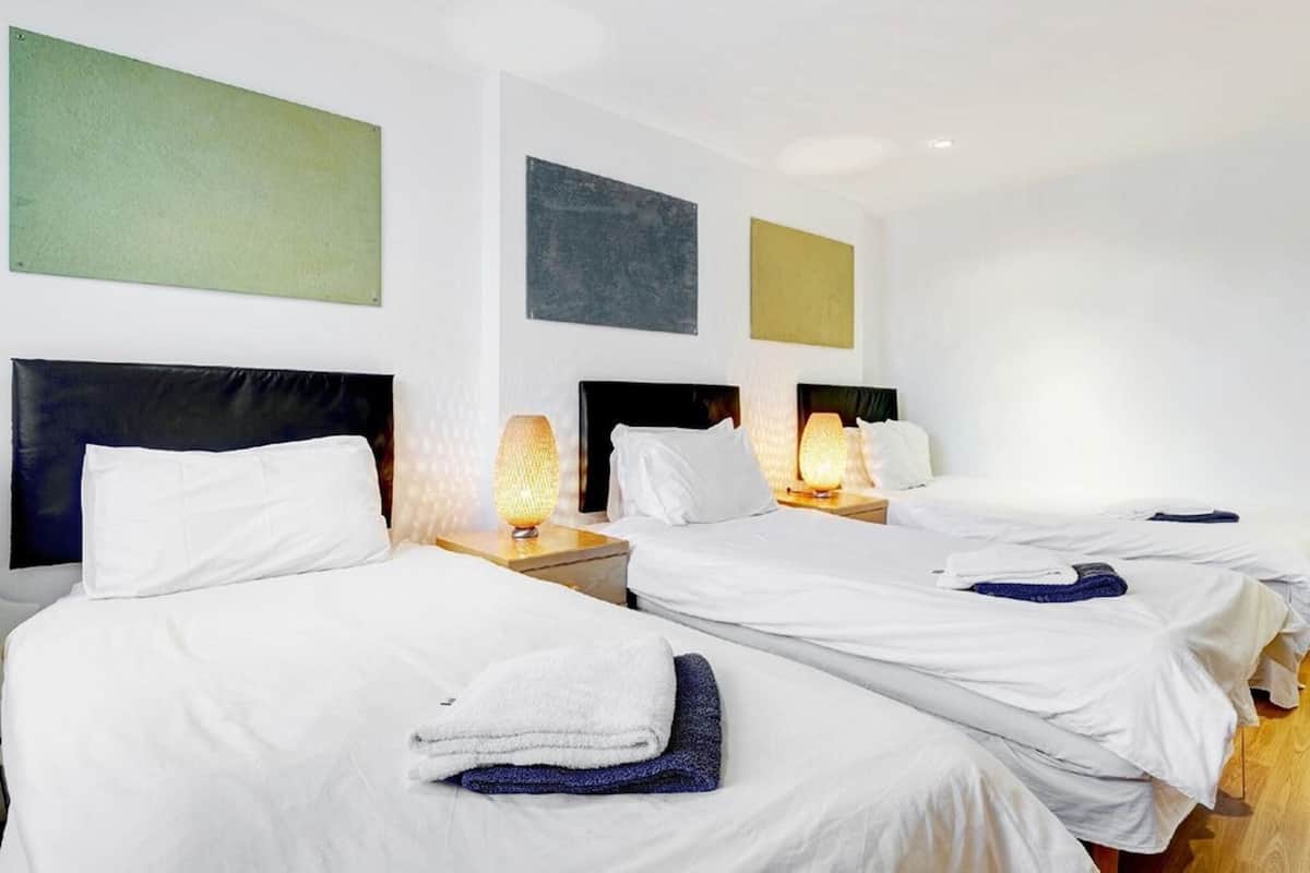 1 Schlafzimmer, Zimmersafe, Schreibtisch, Bügeleisen/Bügelbrett