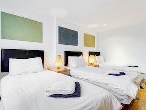 1 Schlafzimmer, Zimmersafe, Schreibtisch, Bügeleisen/Bügelbrett