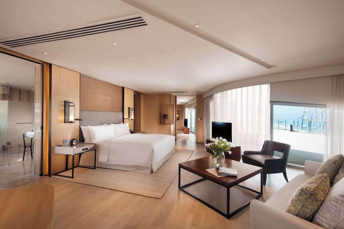 Suite, 2 habitaciones, Terraza, vista a la bahía | Área de sala de estar | Televisión LCD de 42 pulgadas con canales premium y televisión