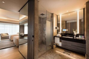 Shower, rainfall showerhead, free toiletries, bathrobes - Conrad Manila (Pasay)
