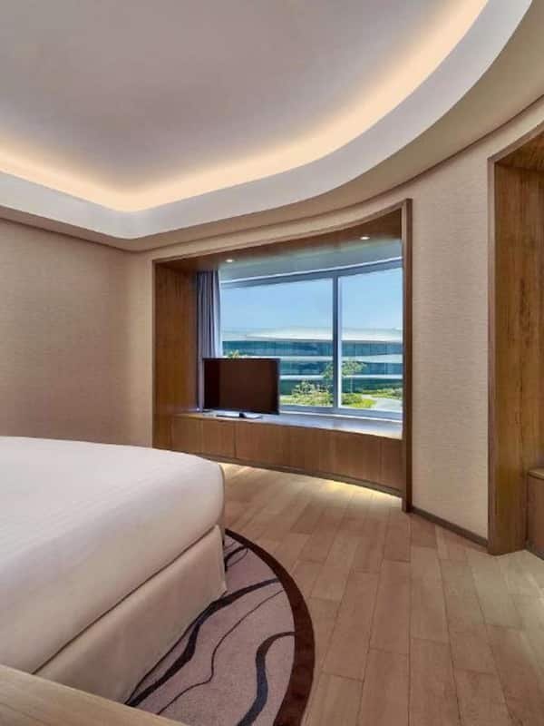 Diplomatic Suite - Lounge Access | Premium bedding, minibar, in-room safe, free cribs/infant beds