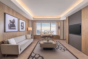 Bay View King Premier Suite - Lounge Access | Premium bedding, minibar, in-room safe, free cribs/infant beds - Conrad Manila (Pasay)