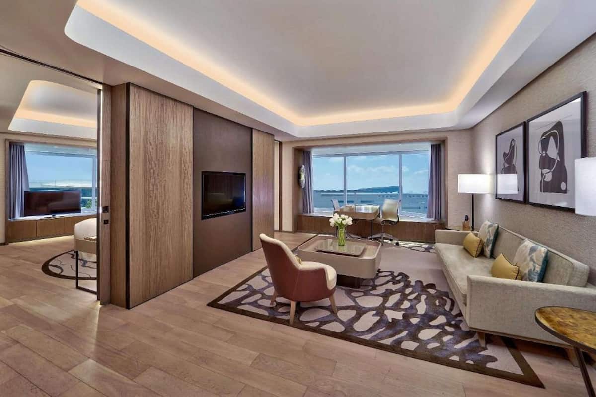 Suite, 1 cama King size (Diplomatic) | Área de sala de estar | Televisión LCD de 42 pulgadas con canales premium y televisión