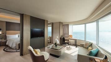 King, Suite, 1 kingsize-seng, utsikt mot bukt | Sengetøy av topp kvalitet, minibar og safe på rommet