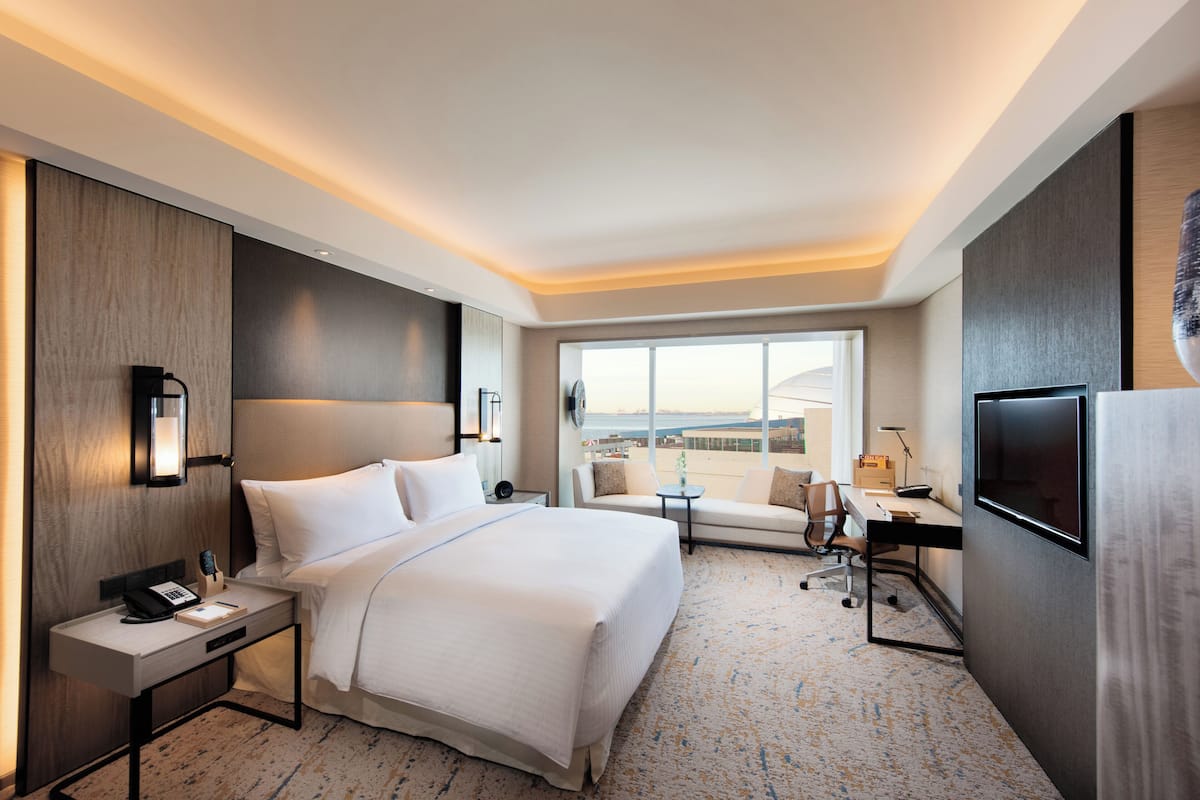 Bay View King Accessible Deluxe Room | Premium bedding, minibar, in-room safe, free cribs/infant beds