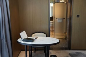 Minibar, caja fuerte, despertador