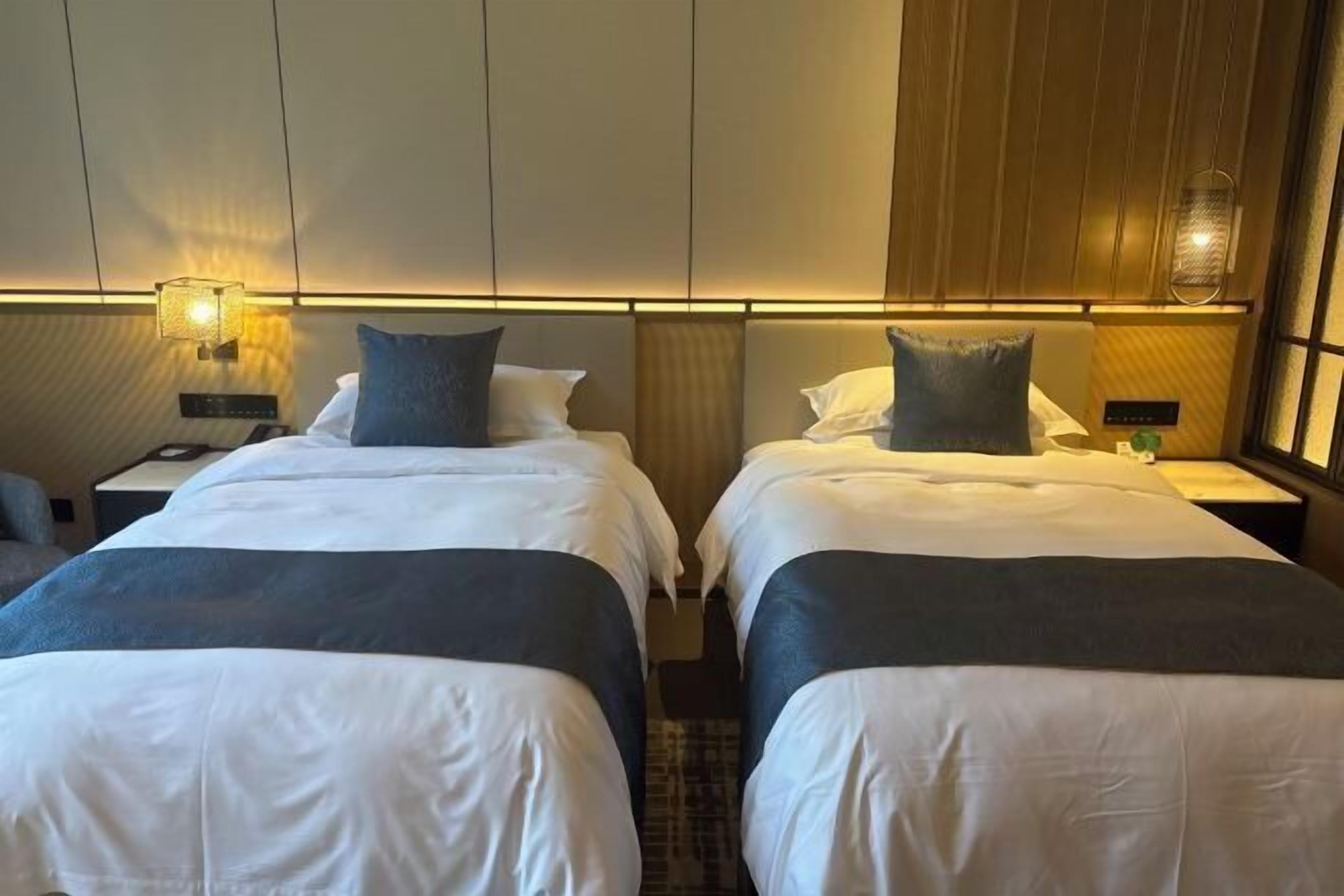 Minibar, safe på rommet og vekkerklokke