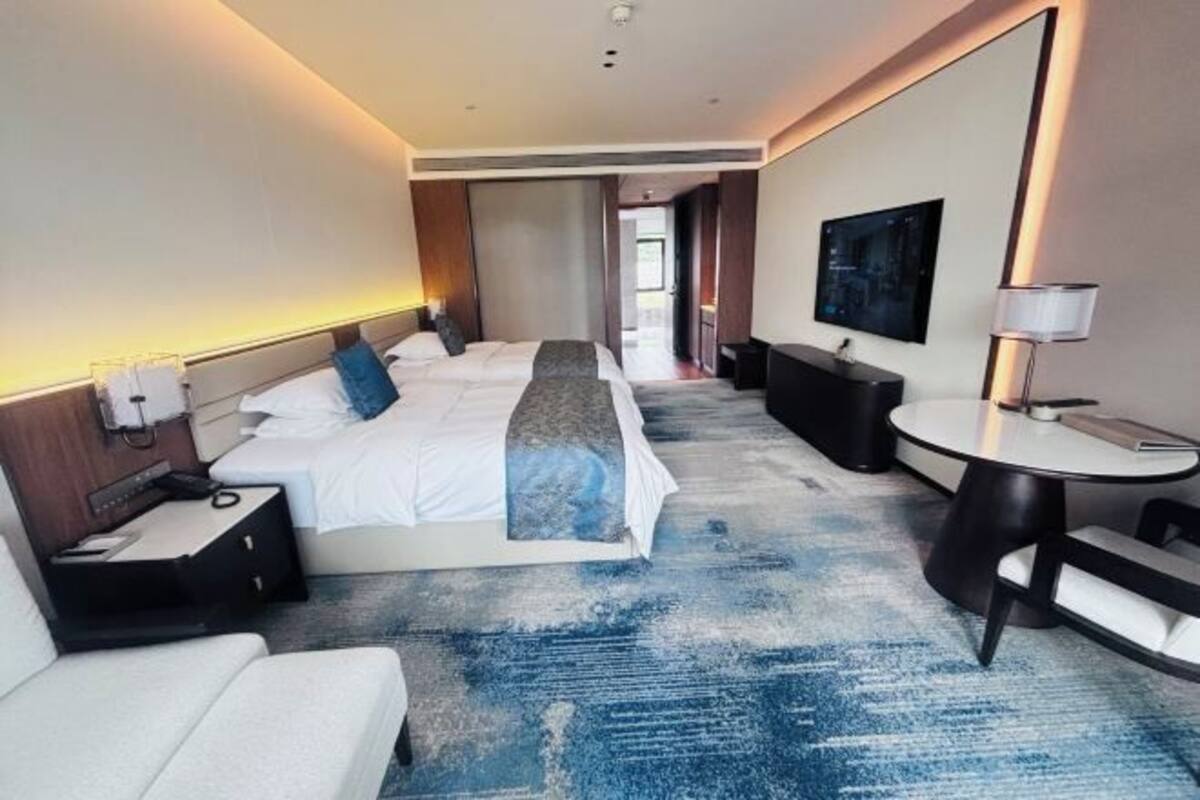 Minibar, in-room safe, alarm clocks