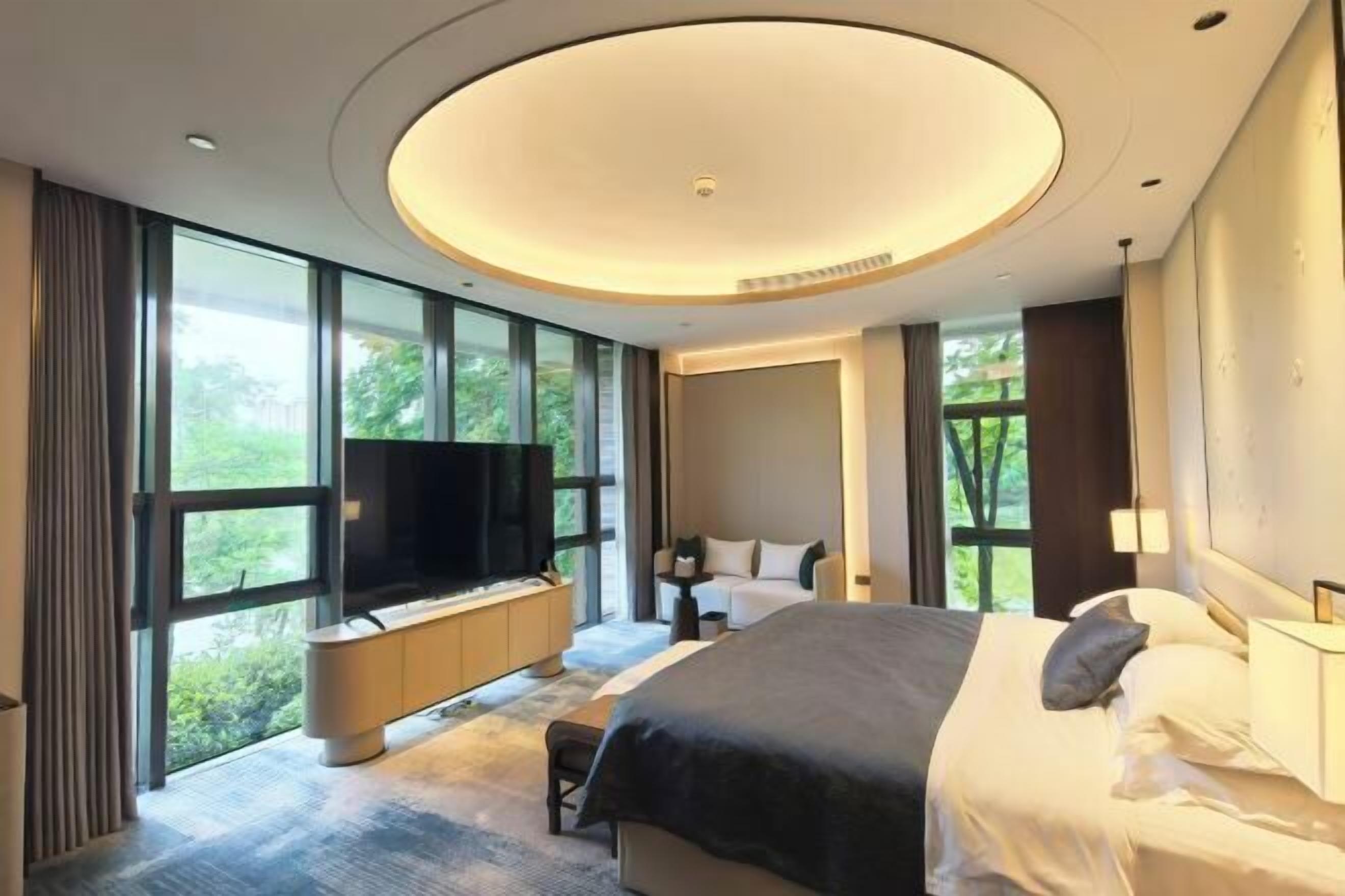 Minibar, in-room safe, alarm clocks
