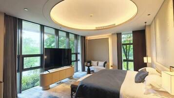 Minibar, in-room safe, alarm clocks