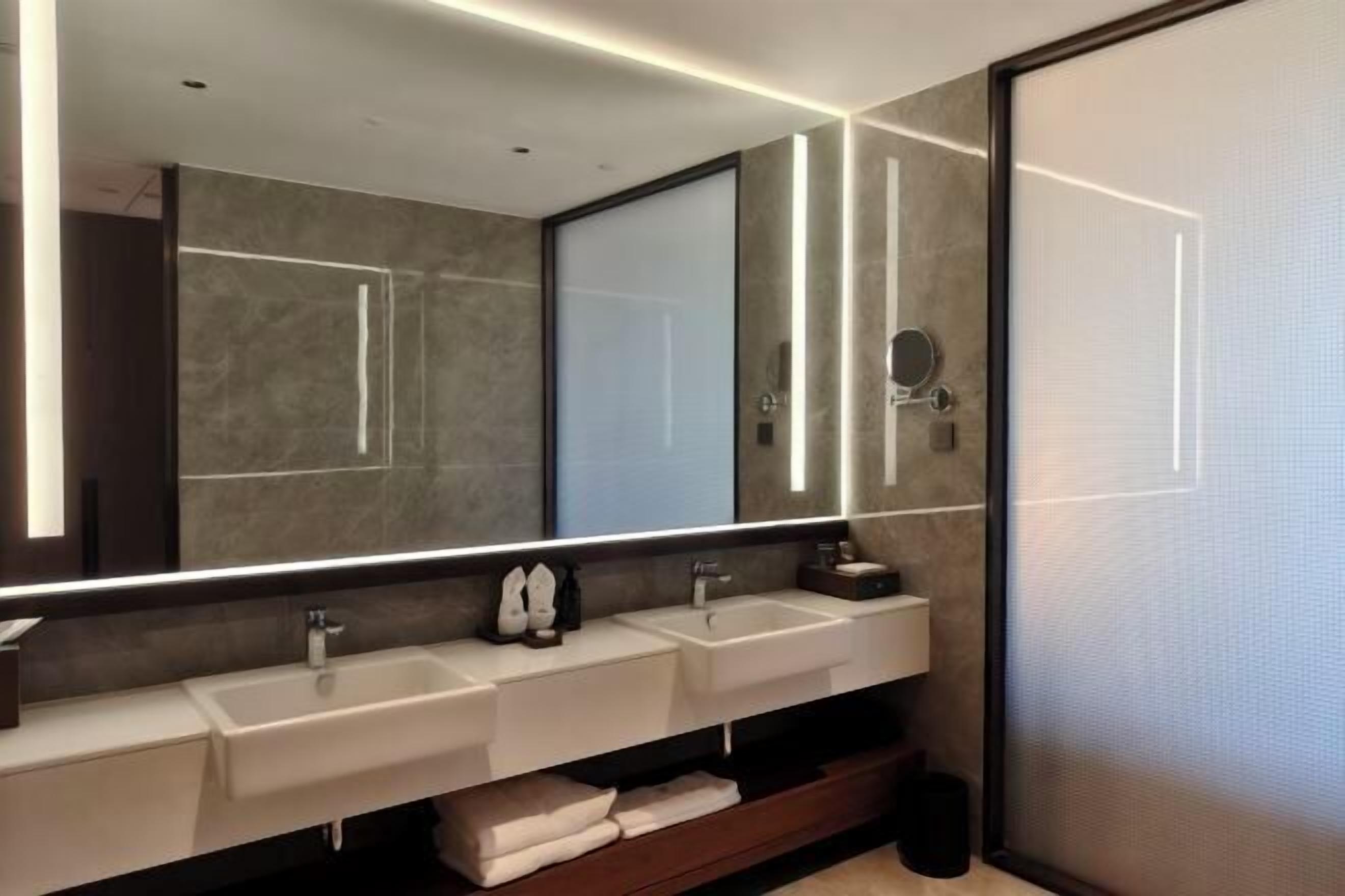 Minibar, in-room safe, alarm clocks